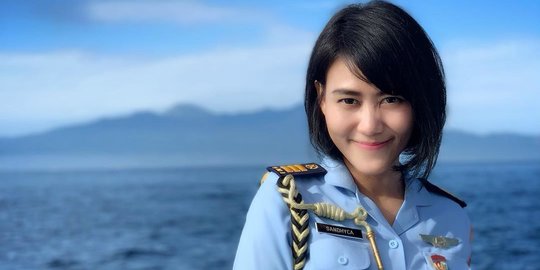 7 Potret Cantik Sandhyca Putrie, Ajudan Ibu Negara Iriana Jokowi yang Menawan