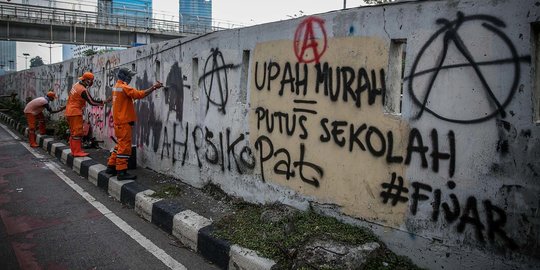 Petugas PPSU Bersihkan Vandalisme Pascademo di DPR