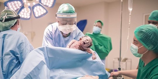 5 Potret Bayi Laki-laki Cut Meyriska dan Roger, Bikin Gemas