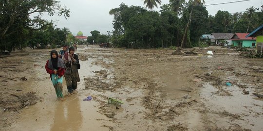 Polda Sulsel Terjunkan Tim Trauma Healing untuk Anak-Anak Korban Banjir Luwu Utara