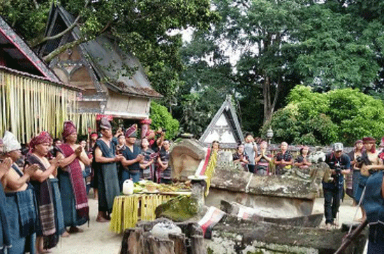 jadi gerbang masuk pulau samosir intip pesona desa tomok yang tersohor