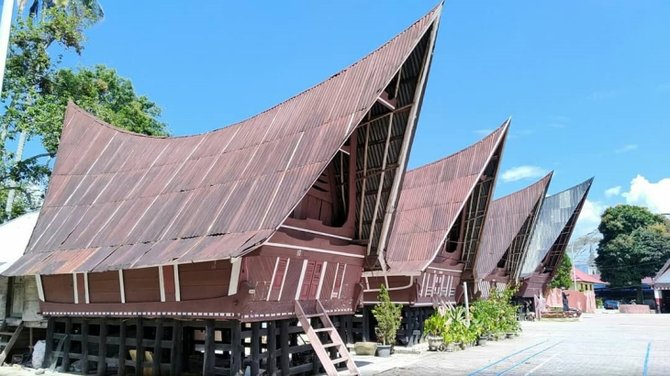 jadi gerbang masuk pulau samosir intip pesona desa tomok yang tersohor