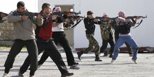 Militan Suriah Mengaku Dilatih Orang Amerika Pakai Senjata Buatan AS
