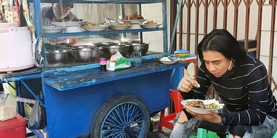 Potret Sederhana Charly Setia Band, Tak Malu Makan di Warung Pinggir Jalan