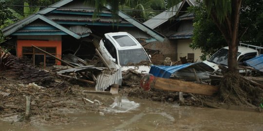 MIH Unitomo Kelas P 2021 Baksos Korban Banjir Bandang Lumajang