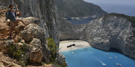 Cantiknya Pantai Navagio di Yunani dengan Bangkai Kapal Ikonik