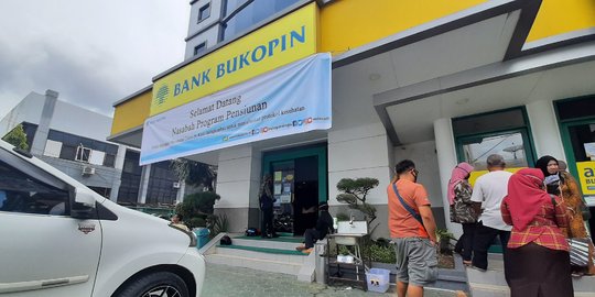 Tanggapan Bos Bank Bukopin soal Panjangnya Antrean Nasabah Tarik Uang