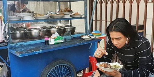 Lama Tak Muncul di TV, Ini Momen Terbaru Charlie Van Houten Makan di Pinggir Jalan