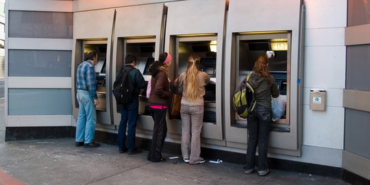 CEK FAKTA: Hoaks Informasi Cara Transaksi Aman di Mesin ATM, Tekan Cancel Dua Kali