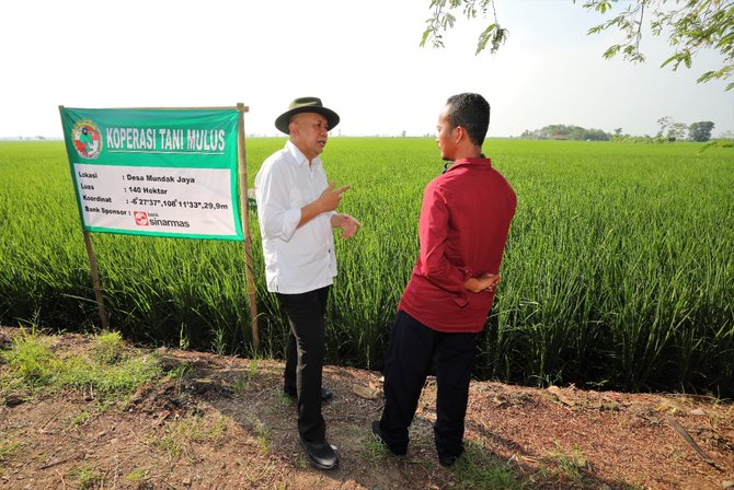 menteri teten berdialog dengan pengurus koperasi gapoktan tani mulus di desa mundakjaya kabupaten indramayu