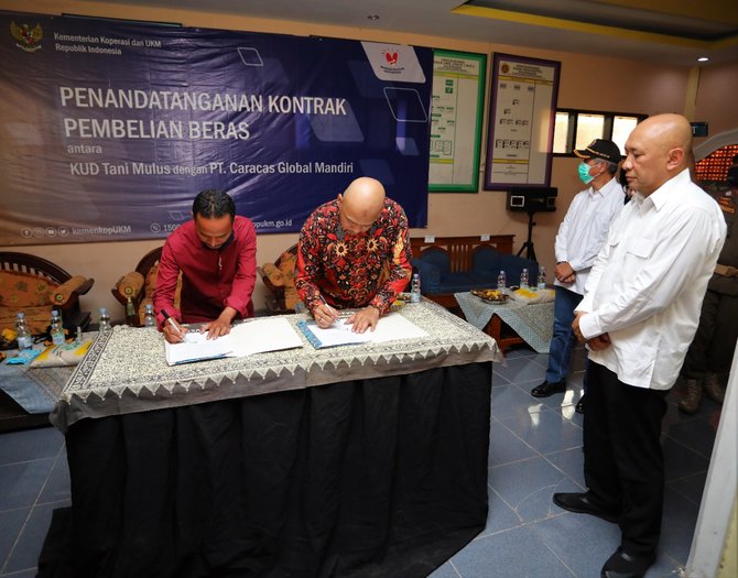 menteri teten berdialog dengan pengurus koperasi gapoktan tani mulus di desa mundakjaya kabupaten indramayu