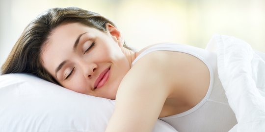 5 Manfaat yang Dapat Kamu Peroleh dari Tidur Menggunakan Selimut Tebal