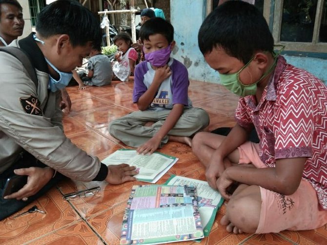Belajar Daring Tak Efektif Guru Ini Rela Datangi Murid Yang Tak Terjangkau Internet Merdeka Com