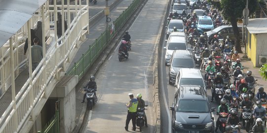 Aksi Polisi Tindak Pelanggar Lalu Lintas di Jalan Pasar Rumput