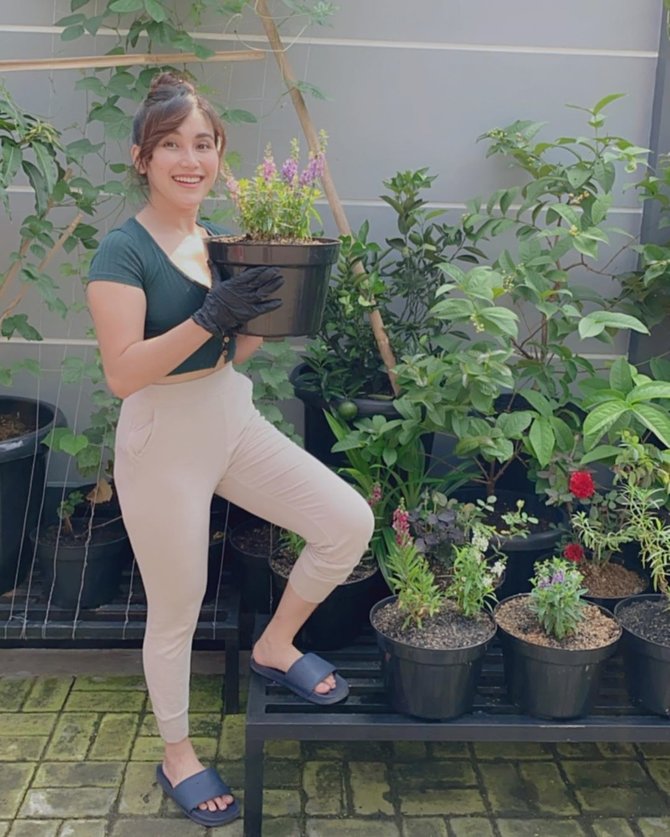 ayu ting ting berkebun
