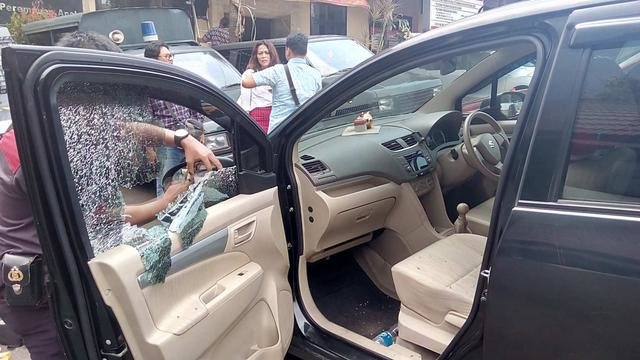 ilustrasi perampok spesialis pecah kaca mobil