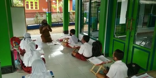 Sekolah Daring Dinilai Tak Efektif, Guru SD di Ciamis Buka Kelas di Masjid