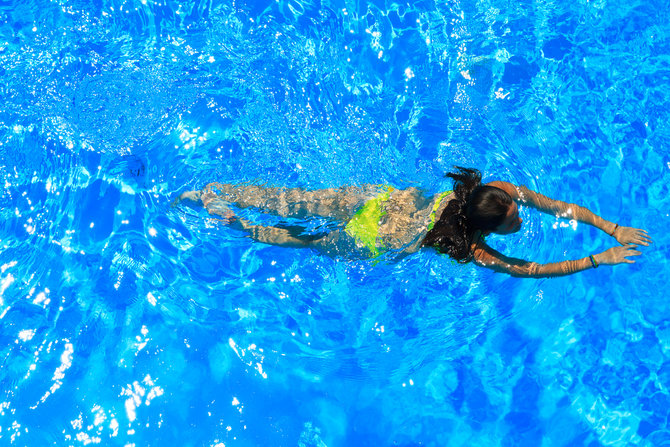 ilustrasi berenang