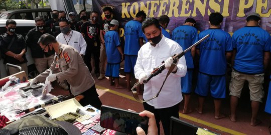 Pengusaha Bengkel di Bandung Simpan 3 Senpi Laras Panjang & Ratusan Peluru Tajam