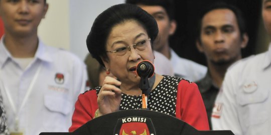 Megawati Menangis saat Resmikan Patung Bung Karno di Palu