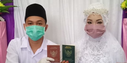 Unik, Mahasiswa UIN Yogyakarta Lakoni Wisuda Virtual di Atas Pelaminan