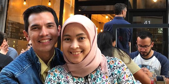 Jarang Terekpos, Ini 5 Potret Kebersamaan Adrian Maulana dan Sang Istri