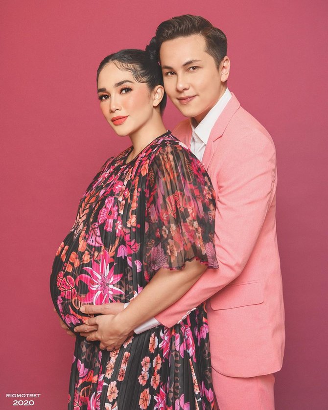 5 Potret Maternity Shoot Ussy Sulistiawaty & Andhika  