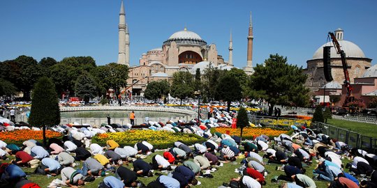 Momen Bersejarah Salat Jumat Pertama di Hagia Sophia Setelah 86 Tahun