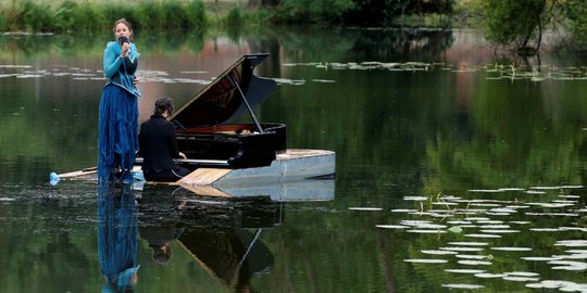 Aksi Pianis dan Penyanyi Prancis Unjuk Kebolehan Konser di Atas Danau