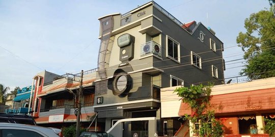 Pecinta Fotografi Buat Rumah Unik Bentuk Kamera, 3 Anaknya pun Dinamai Merek Kamera