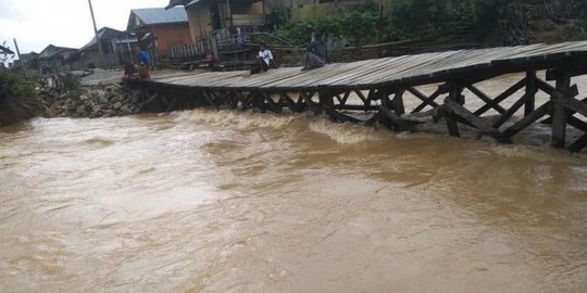 Satu Jembatan di Pulau Taliabu Malut Ambruk Diterjang Luapan Air Sungai