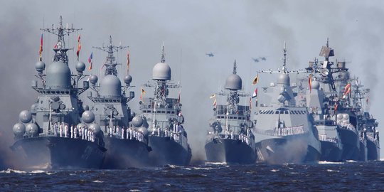 Melihat Deretan Kapal Perang Rusia Saat Parade Hari Angkatan Laut