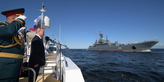 Presiden Putin Hadiri Parade Hari Angkatan Laut Rusia