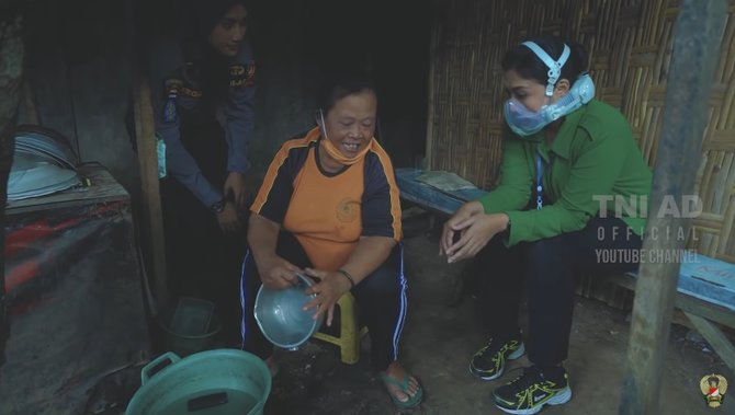 ibu hetty bantu penjual lotek