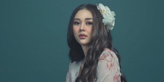 Foto Bareng Ular, Muka Aura Kasih jadi Sorotan