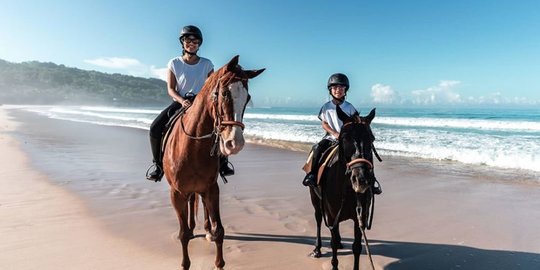 Keren, Ini 5 Potret Dian Sastrowardoyo Saat Berkuda di Pinggir Pantai dengan Putrinya