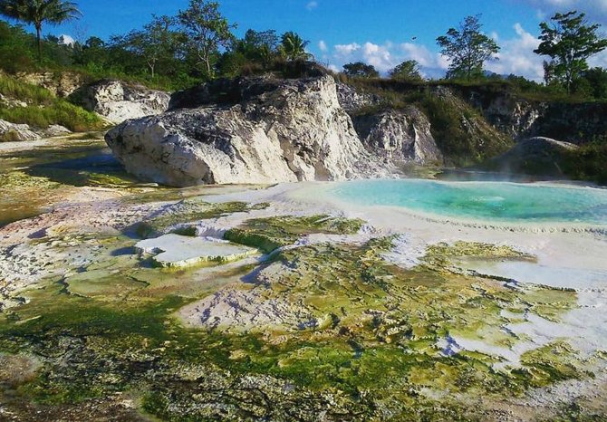 berendam di air panas sipoholon pemandian belerang yang instagramable