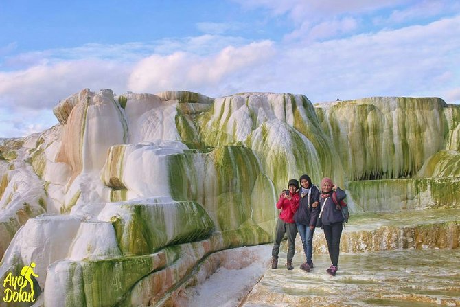 berendam di air panas sipoholon pemandian belerang yang instagramable