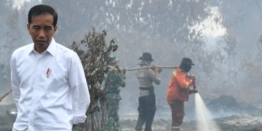 CEK FAKTA: Hoaks Foto Jokowi dengan Latar Tembok Bertuliskan Utang Karya Terbaik