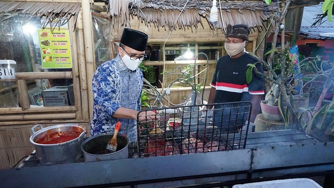 bupati anas makan di warung ikan bakar pondok terawang kampung mandar