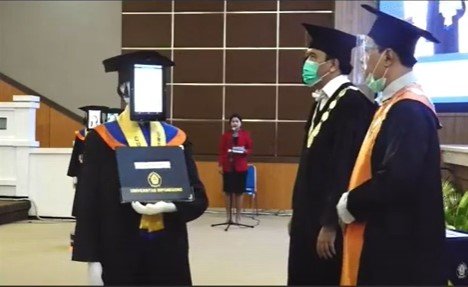 wisudawan undip digantikan robot