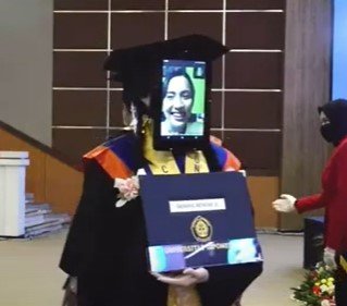 wisudawan undip digantikan robot