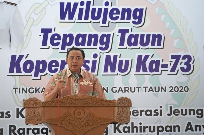 sekretaris kementerian koperasi dan ukm rully indrawan saat perayaan puncak hari koperasi ke 73 di garut