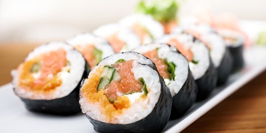 6 Cara Membuat Sushi Gulung Simple Ala Rumahan, Dijamin Enak dan Mudah