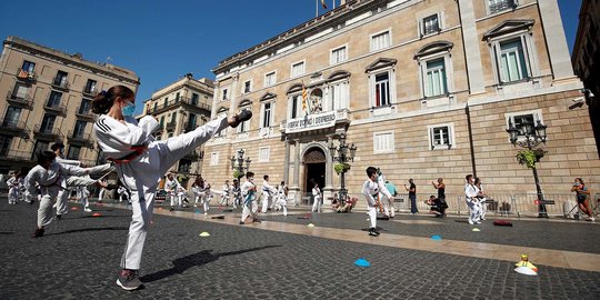 Aksi Protes Penutupan Gedung Olahraga di Barcelona