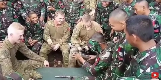 Momen TNI Bongkar Pasang Senjata dengan Mata Tertutup, Buat Tentara Australia Takjub
