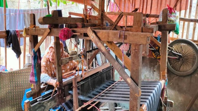 nenek juleha pengrajin tenun kotrek cirebon