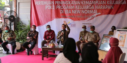 Mensos Juliari Beri Edukasi ke Keluarga Penerima Manfaat