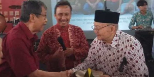 Sastrawan Ajip Rosidi Meninggal Dunia