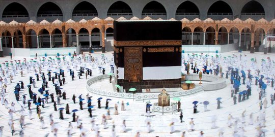 Jemaah Haji Tawaf Keliling Kabah dengan Jaga Jarak